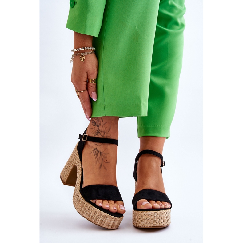 FI1 Kényelmes velúr szandál egy masszív fekete Elishia rudon 1