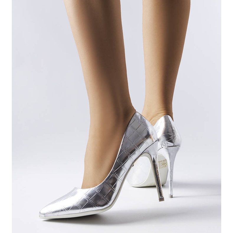 PA1 Raison dombornyomással díszített ezüst tűk 1