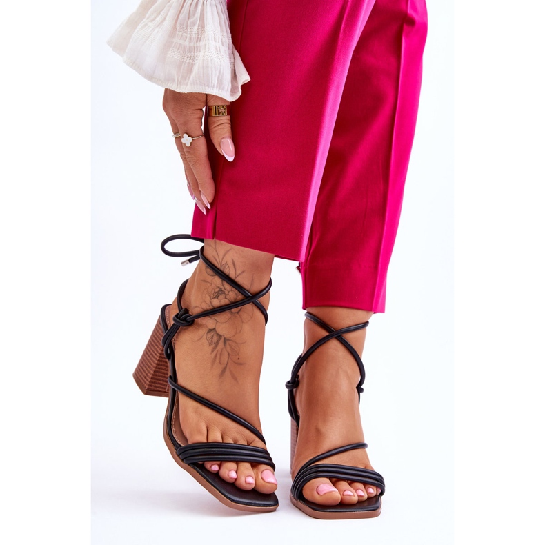 Női bőr szandál a sarkon fekete Seyna 1