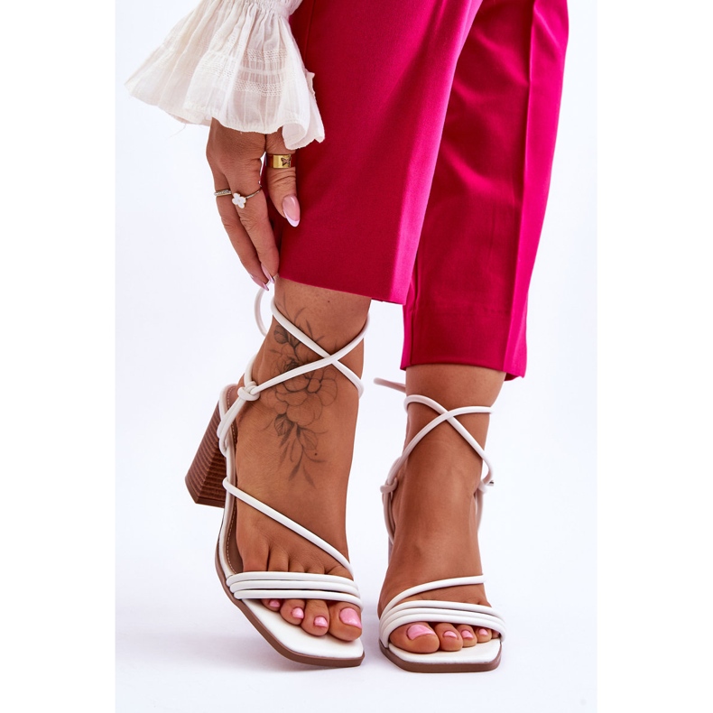 Női bőr szandál a sarkon, fehér Seyna 1