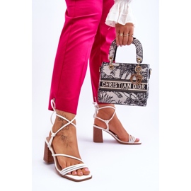 Női bőr szandál a sarkon, fehér Seyna 2