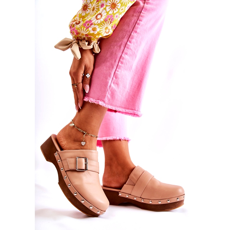 Női bézs magassarkú klumpák strasszokkal 4