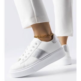 Az Aurélie fehér tornacipő ezüst csíkkal 2