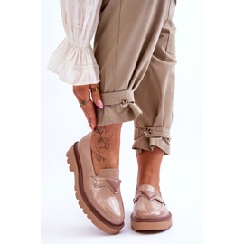 Vinceza Lakkozott női naplopók az emelvényen bézs díszítéssel Jonett 1