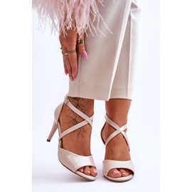 Sergio Leone Divatos szandálok egy bézs lakkozott magassarkún Loressa 1