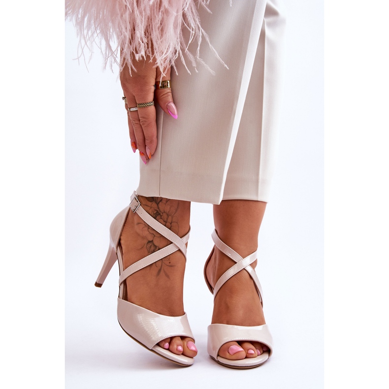 Sergio Leone Divatos szandálok egy bézs lakkozott magassarkún Loressa 1