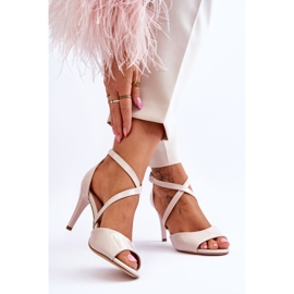 Sergio Leone Divatos szandálok egy bézs lakkozott magassarkún Loressa 2