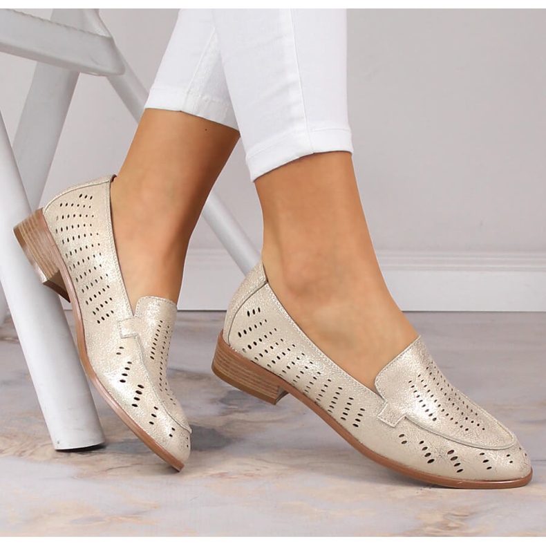 Női áttört fényes arany cipő Potocki SZ12075 aranysárga 1