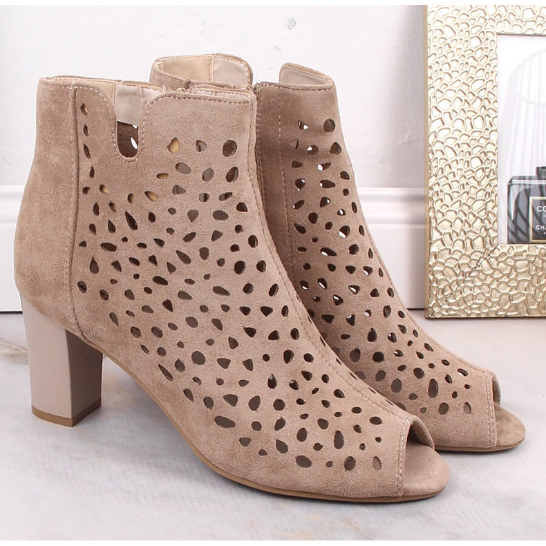 Női tavaszi bézs áttört csizma a poszton Jezzi 2