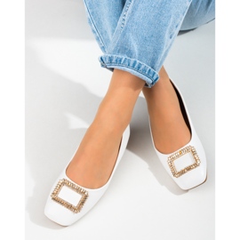 Női fehér lakkozott, négyszögletes orrú balerinák a Shelovet-től 1