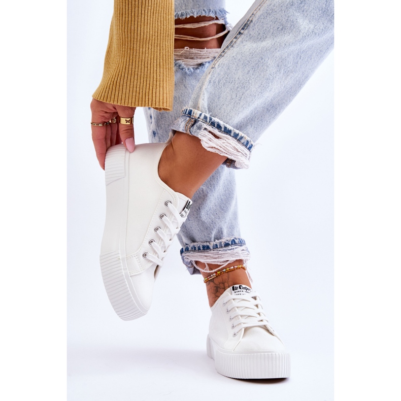 Kényelmes tornacipő Lee Cooper LCW-23-31-1806L fehér 2