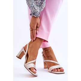 Női lakkozott szandál sarkon bézs Carrie 2