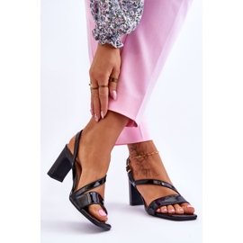 Női lakkozott szandál a sarkon, fekete Carrie 2