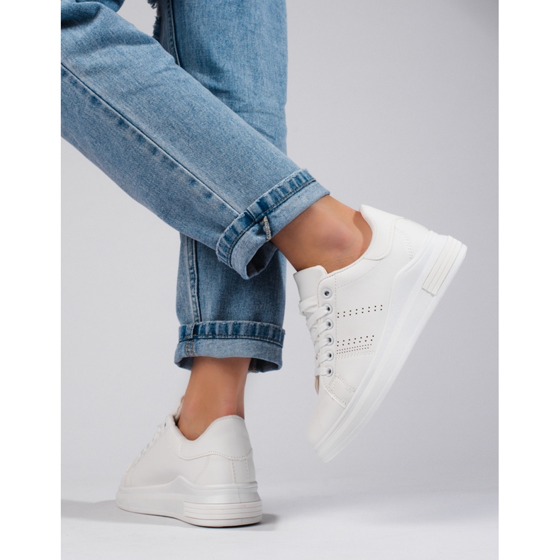 Fehér sportcipő tornacipő a Shelovet platformon 2