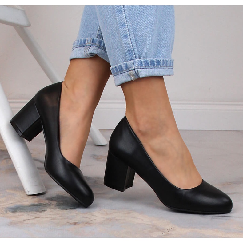 Női fekete pumpák az eVento 5950 poszton 1