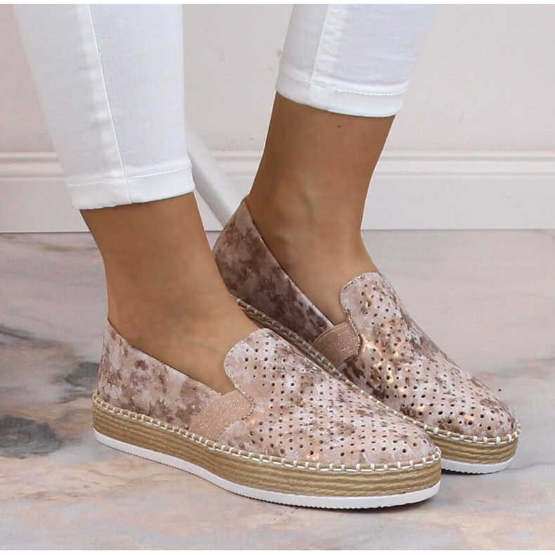 Kényelmes női áttört rózsaszín arany bebújós cipő Rieker L7852-31 aranysárga 2 Kényelmes női áttört rózsaszín arany bebújós cipő Rieker L7852-31 aranysárga 2