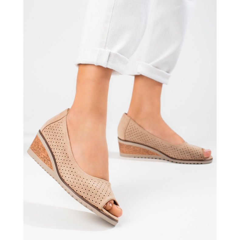 W. Potocki Női áttört velúr ékpumpák Potocki bézs 1