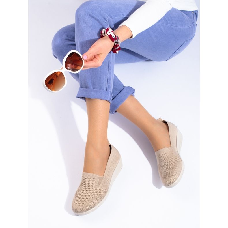 A márka világos bézs színű ékes cipői a Shelovet cégtől 1