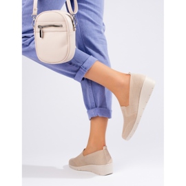 A márka világos bézs színű ékes cipői a Shelovet cégtől 2