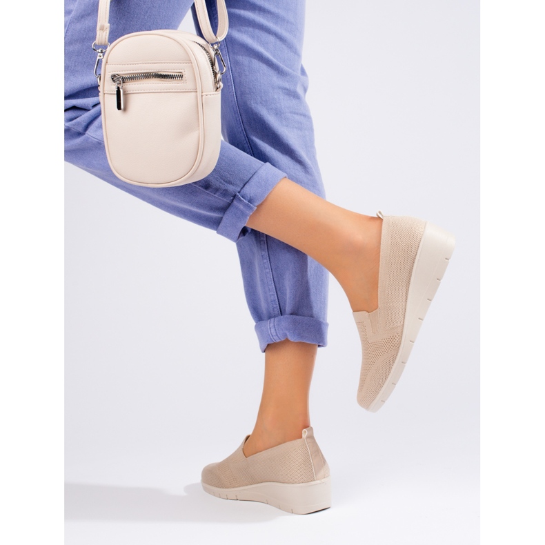 A márka világos bézs színű ékes cipői a Shelovet cégtől 2