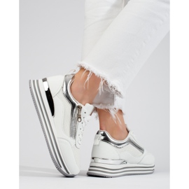 Fehér és ezüst tornacipők a Shelovet platformon 1