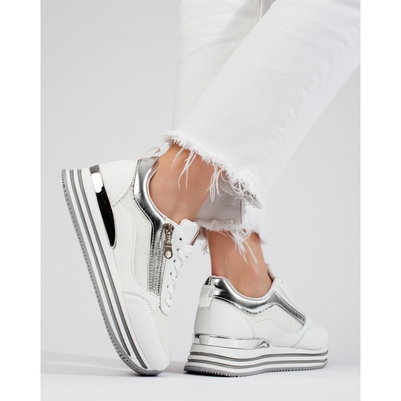 Fehér és ezüst tornacipők a Shelovet platformon 1