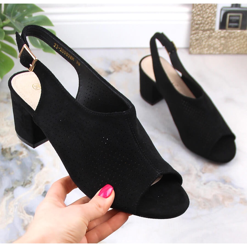 Női áttört fekete velúr szandál Potocki LE20003 1