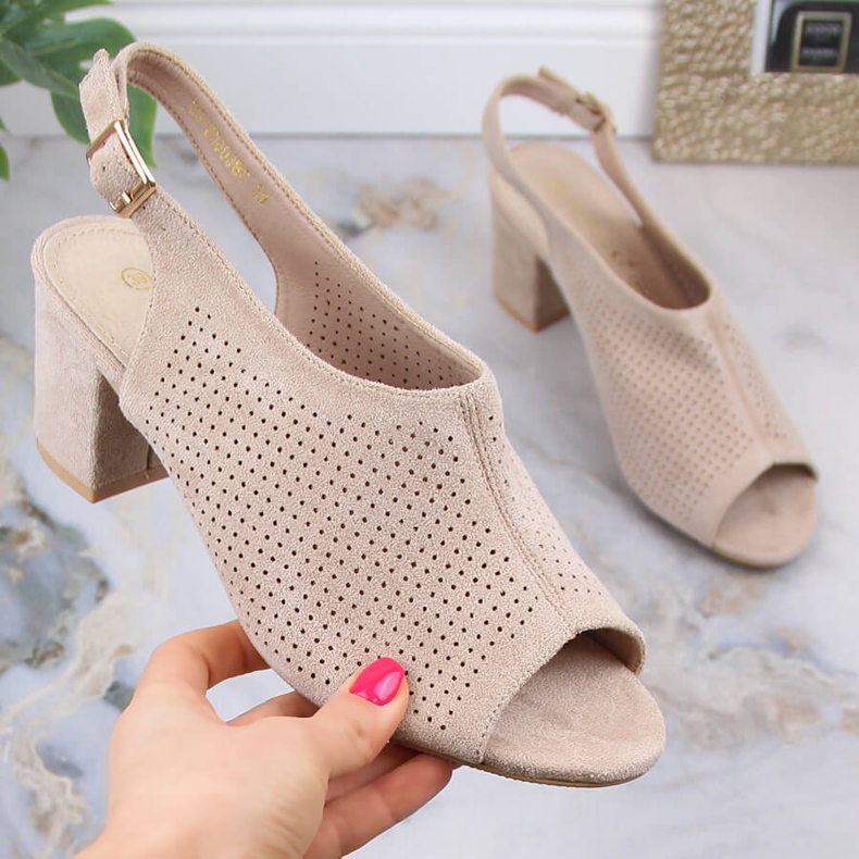 Női áttört velúr szandál bézs színben Potocki LE20003 1