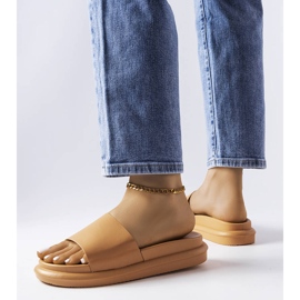 A márka barna platformszandálja Paquette 1