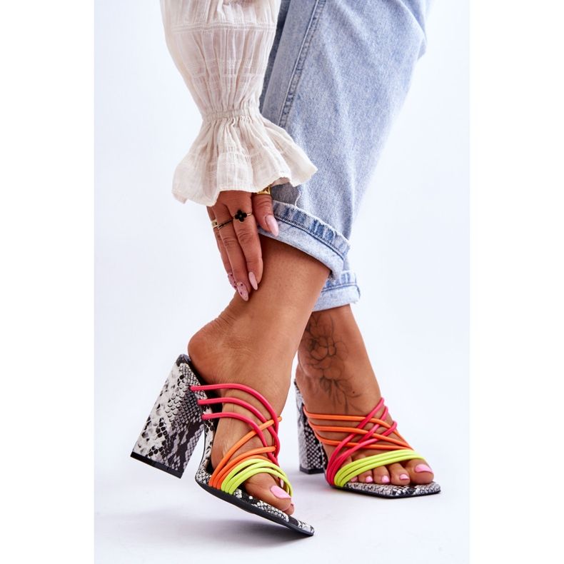 Magas sarkú papucs kígyópánttal, neon Beckie fekete 2