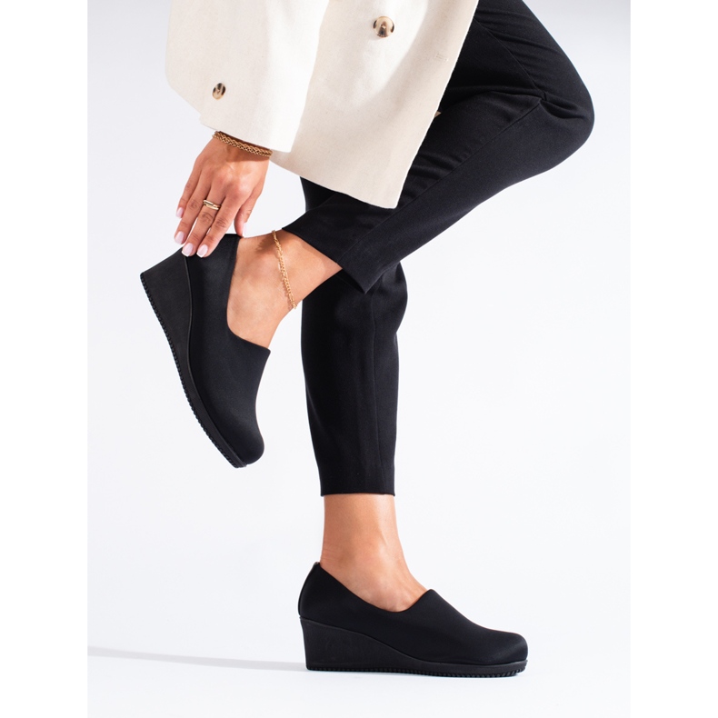 Fekete szövet ékes cipő a T.Sokolski cégtől 1