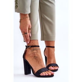 Szatén magassarkú szandál fekete Linsy 1