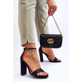 Szatén magassarkú szandál fekete Linsy 2