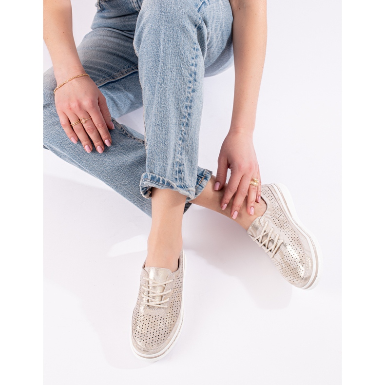 Női bőr áttört cipő a Shelovet arany platformon aranysárga 1