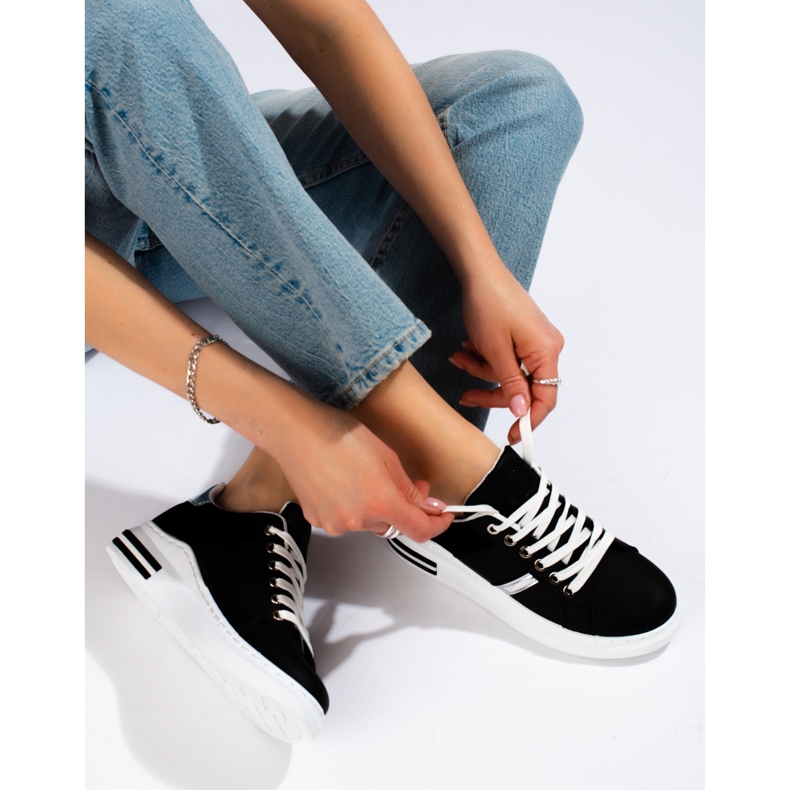 Fekete tornacipő vastag talppal a Shelovet márkától 1