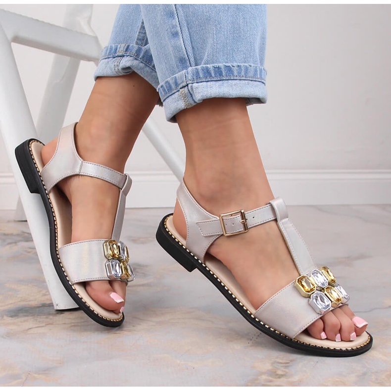 Női lapos kényelmes bézs szandál cirkóniákkal S.Barski 2775-30 1