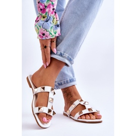 Női szandál nagy szegecsekkel, fehér Mercure 2