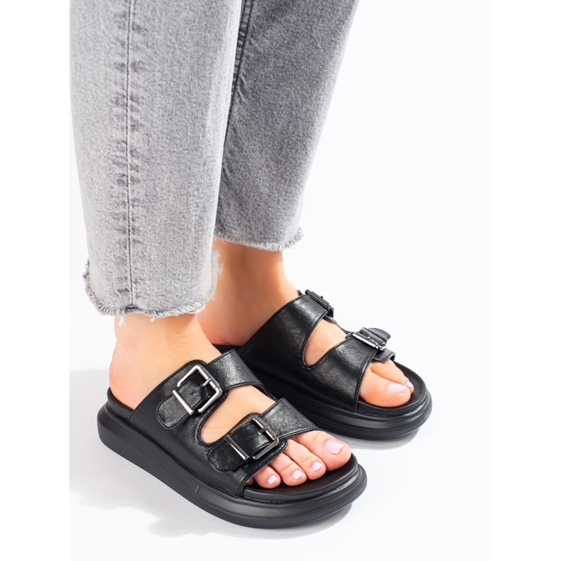 LA.FI Papucs csatokkal fekete 1