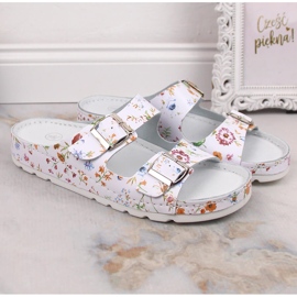Kényelmes női bőr papucs virágokkal Helios 288 fehér 1