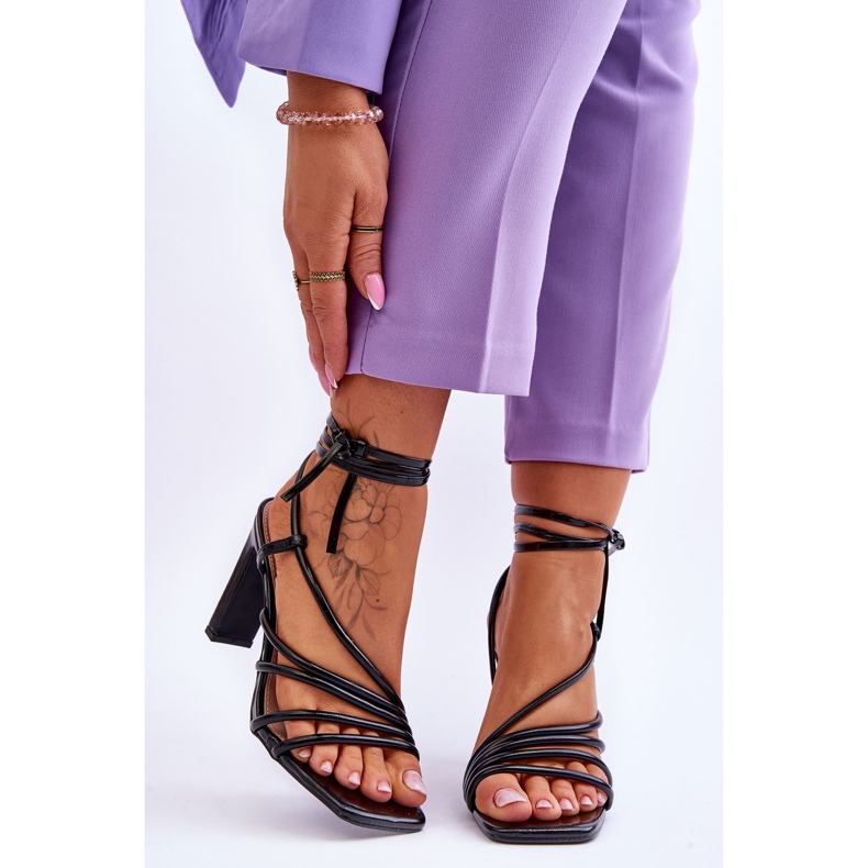 Divatos Tessoro fekete sarkú szandál 1