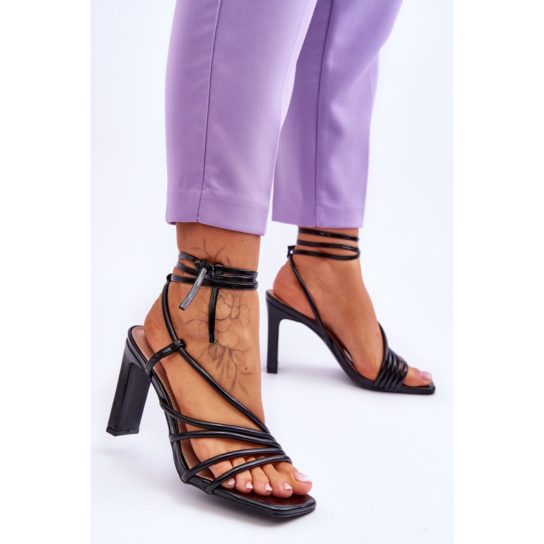 Divatos Tessoro fekete sarkú szandál 2