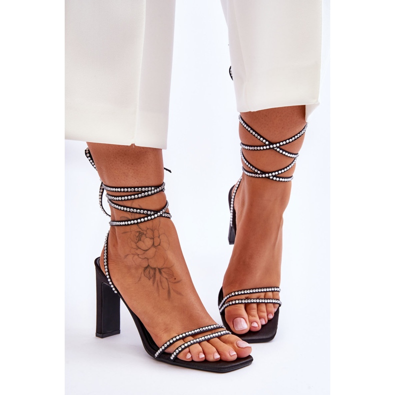 Elegáns megkötött fekete Nessy szandál strasszokkal 1