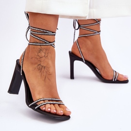 Elegáns megkötött fekete Nessy szandál strasszokkal 2