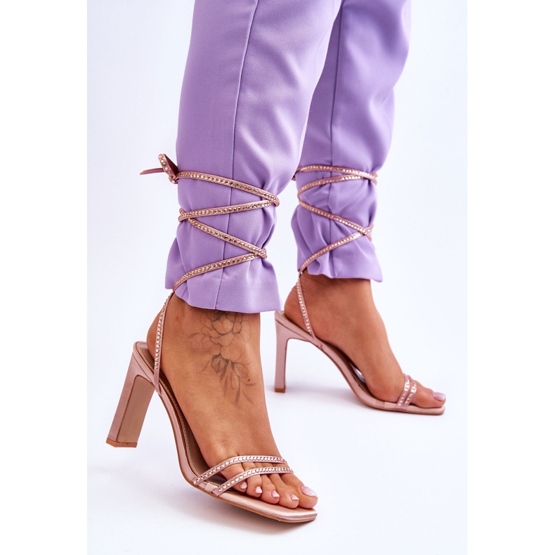 Elegáns megkötött szandál strasszokkal Nude Nessy bézs 2