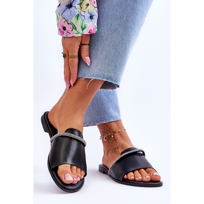 Elegáns lapos sarkú fekete termen 2