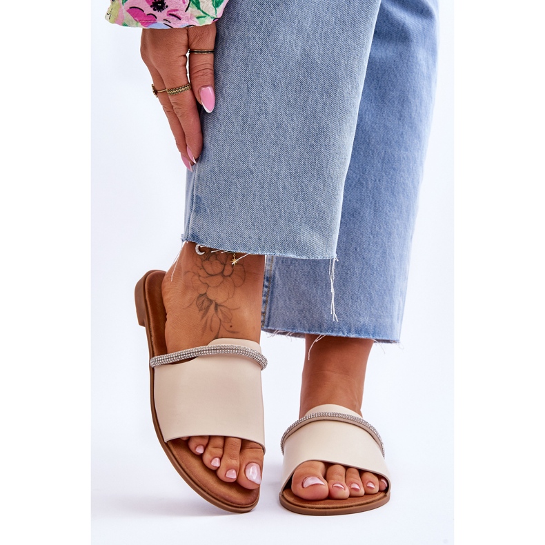 Elegáns lapos sarkú bézs termen 1