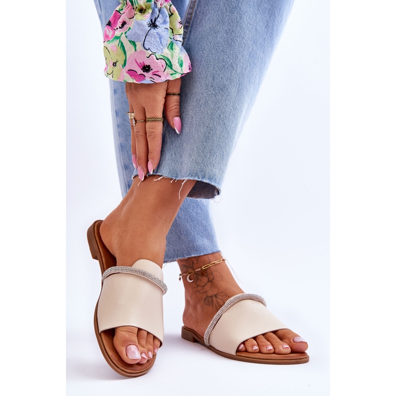 Elegáns lapos sarkú bézs termen 2