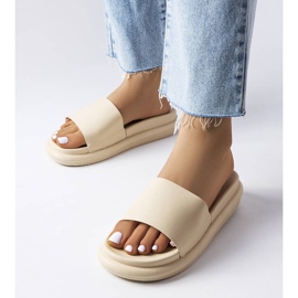 Az emelvényen bézs papucs 1