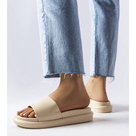 Az emelvényen bézs papucs 2