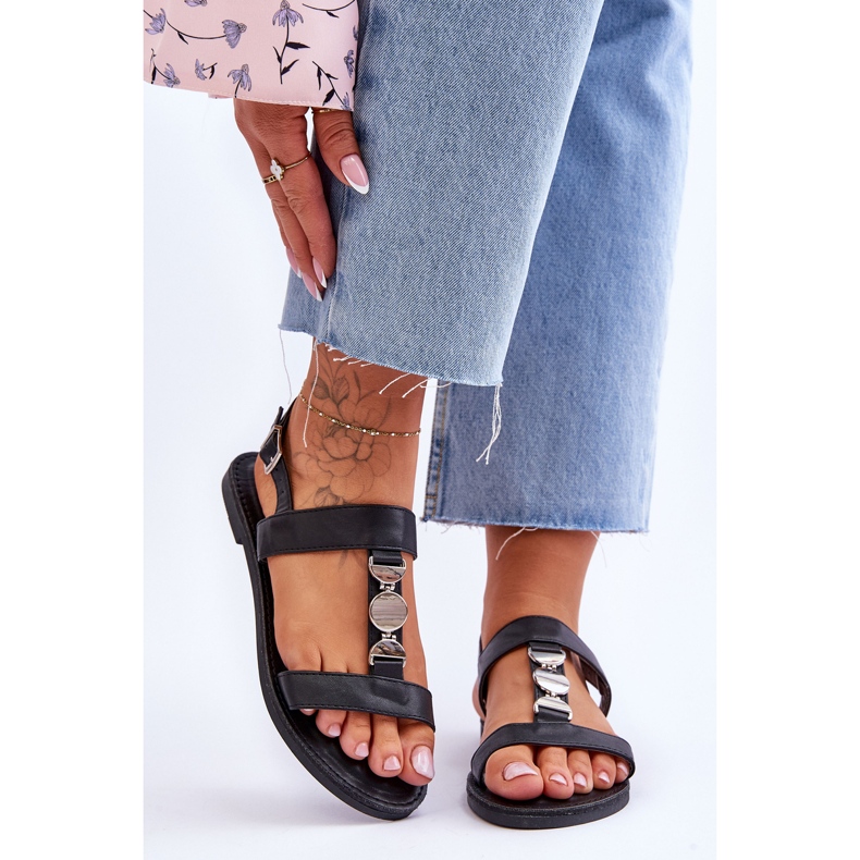 Női lapos szandál fekete bogyós díszítőpánttal 1